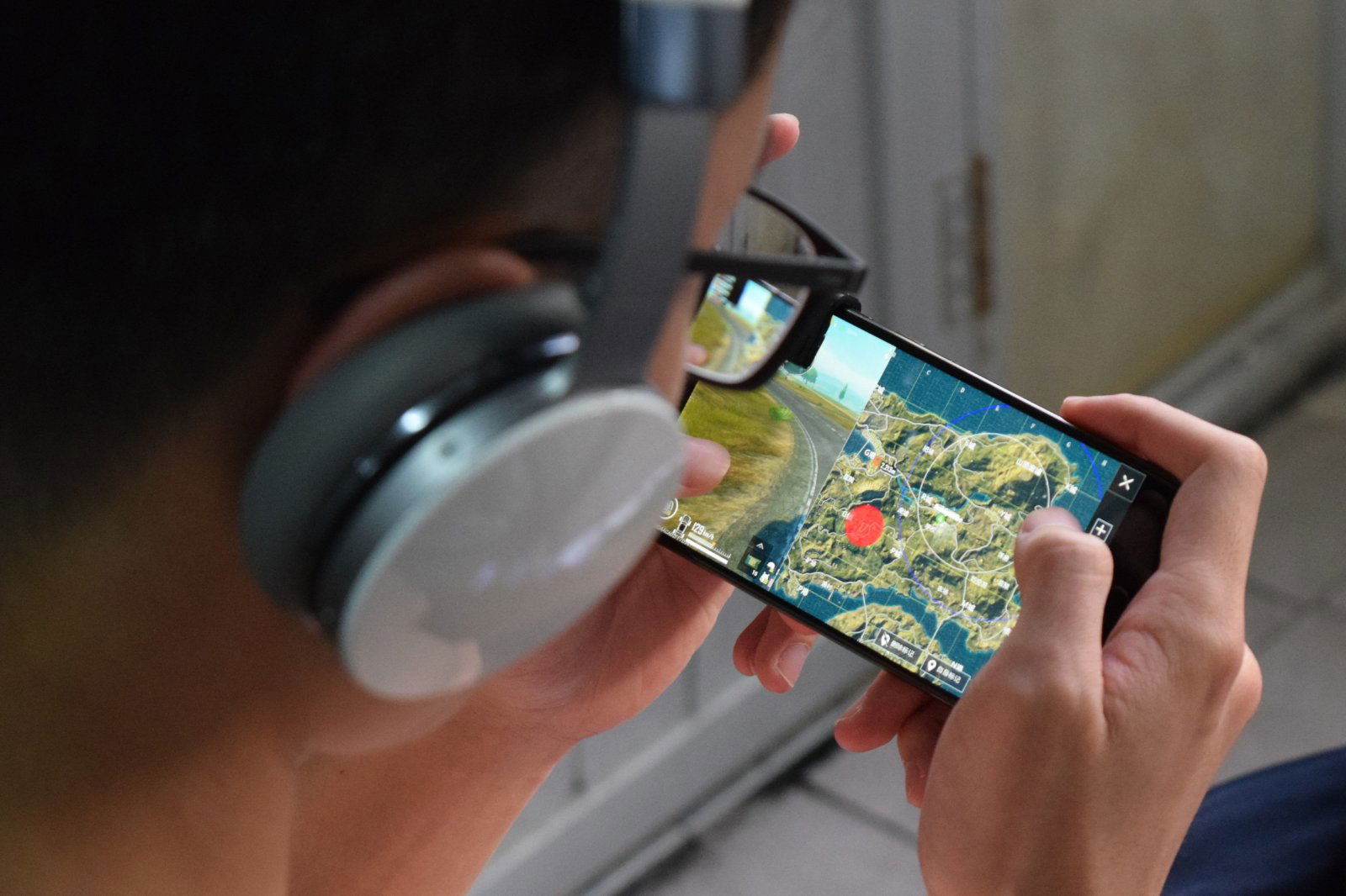 Image credit: https://commons.wikimedia.org/wiki/File:A_Player_Playing_PUBG_Mobile.jpg