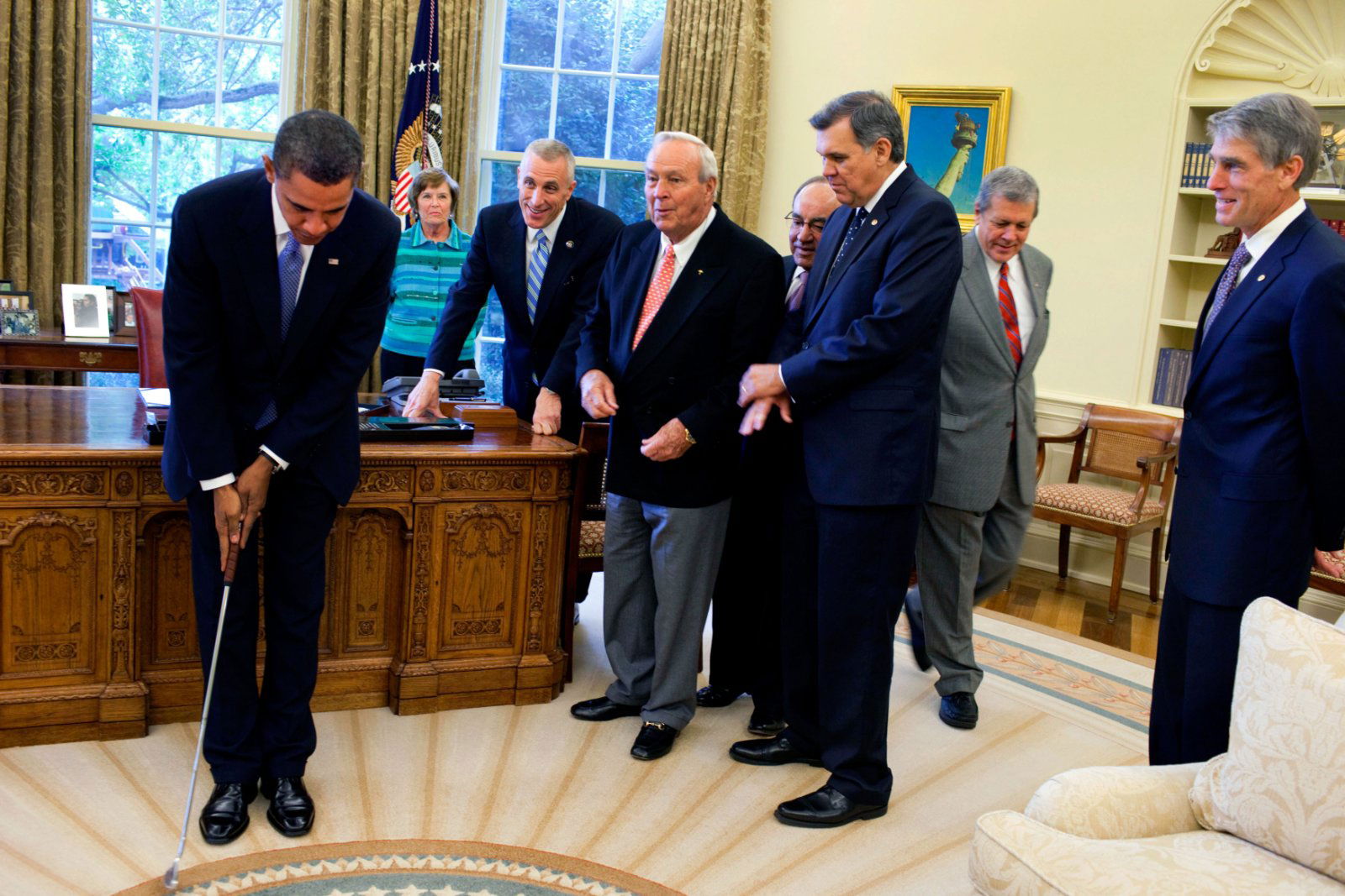 Image credit: https://commons.wikimedia.org/wiki/File:Barack_Obama_takes_a_practice_putt_in_the_Oval_Office.jpg